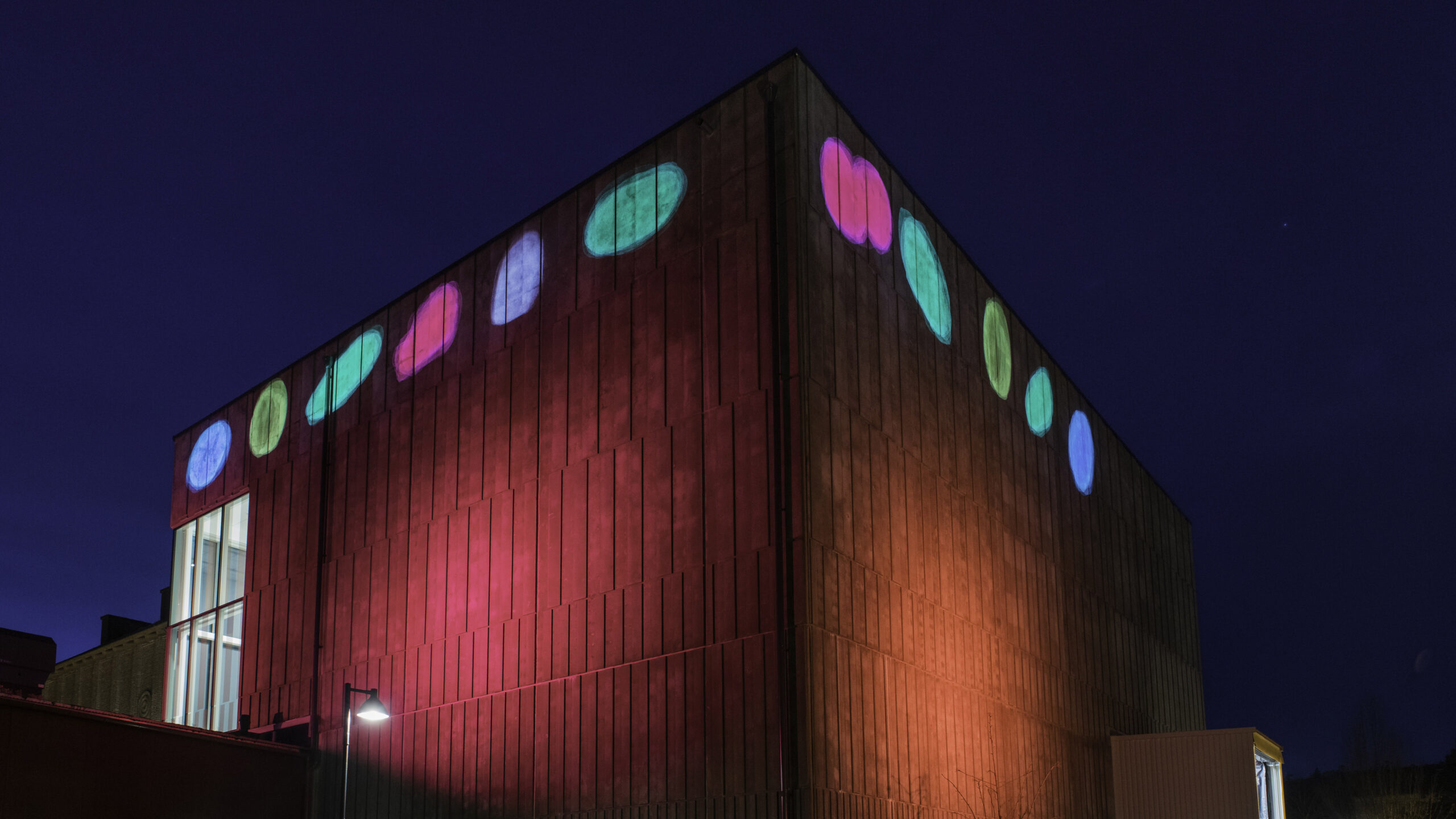 Ljuskonstverk på Hallands Konstmuseums fasad.